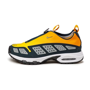 Nike Air Max SNDR Canyon Gold von der Seite