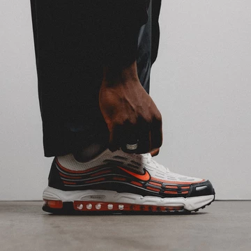 Air Max TL 2.5 Total Orange Außenseite am Fuß