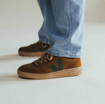 VEJA V-10 Suede Camel Cyprus Tragebild