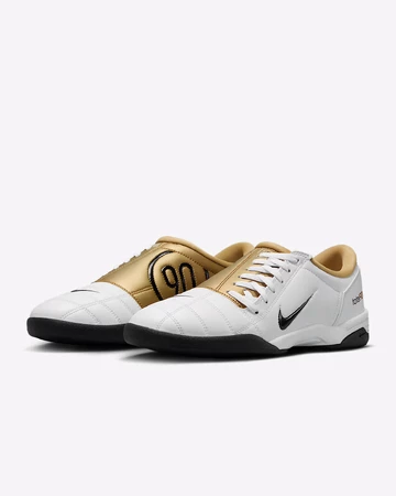 Nike T90 White Metallic Gold Paar schräg seitlich