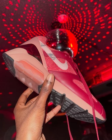 Apron Records x Nike Air 180 Pack in der Hand