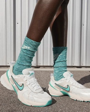 Nike V2K Run Dusty Cactus Tragebild
