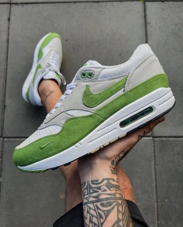 Patta x Nike Air Max 1 Chlorophyll in der Hand