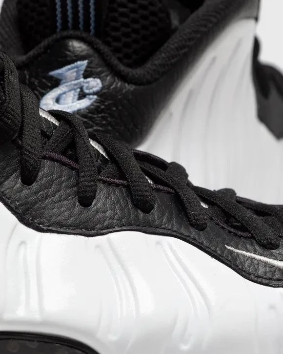 Black and white nike foams online