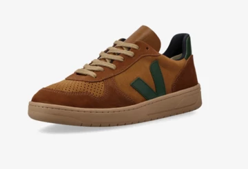 VEJA V-10 Suede Camel Cyprus leicht schräg von vorne