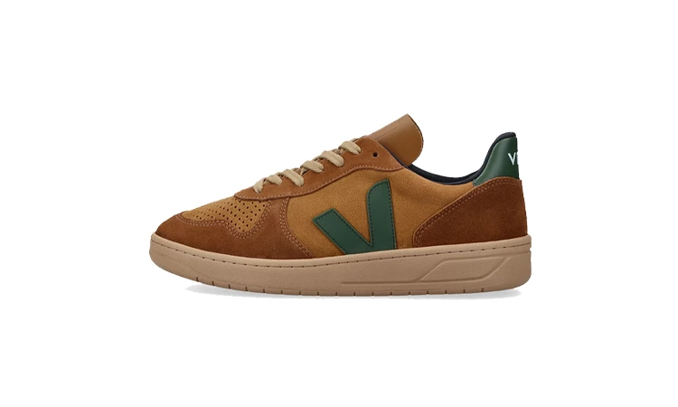 VEJA V-10 Suede Camel Cyprus Titelbild auf weißem Hintergrund