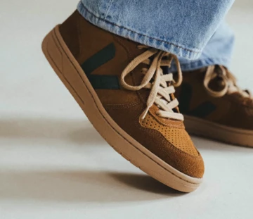 VEJA V-10 Suede Camel Cyprus Moodbild