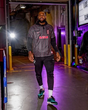 LeBron James Air Max 1 Liverpool