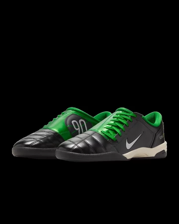 SWOOSH x Nike Total 90 Quit The Rage schräg