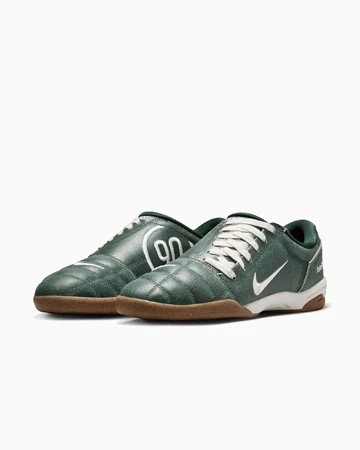 Nike T90 Premium Fir Paar von der Seite