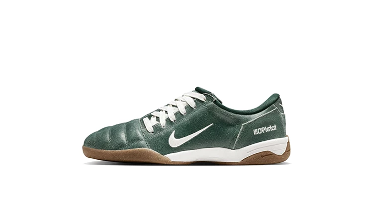 Der Nike T90 Premium Fir von der Seite auf weißem Hintergrund