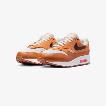 Air Max 1 Essential British Tan Paar schräg seitlich