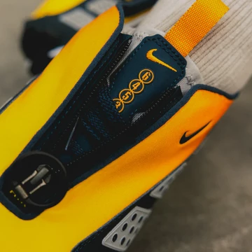 Nike Air Max SNDR Canyon Gold Zunge Detail