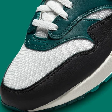 LeBron James Air Max 1 Liverpool