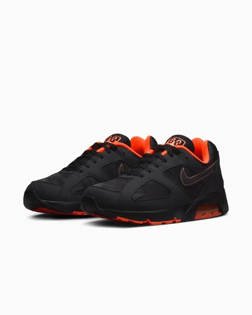 Nike Air 180 Hyper Crimson Paar schräg seitlich