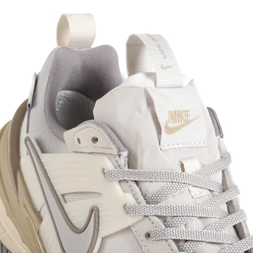Nike V2K Run GRTX Light Iron Ore Zunge Details
