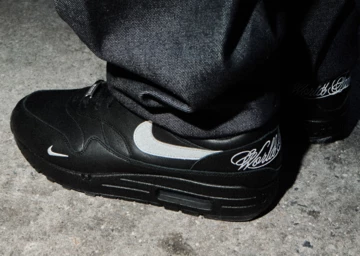 Supreme x Nike Air Max 1 Pack am Fuß