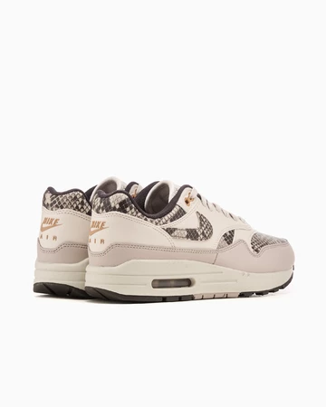 Air Max 1 Snakeskin Light Orewood Brown Paar schräg von hinten