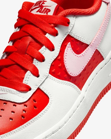 Nike Air Force 1 Low Valentine's Day 2025 Detail Mittelfußbereich