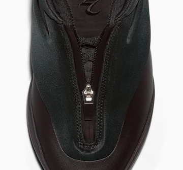 Converse SHAI 001 Charm Black Zehen Details