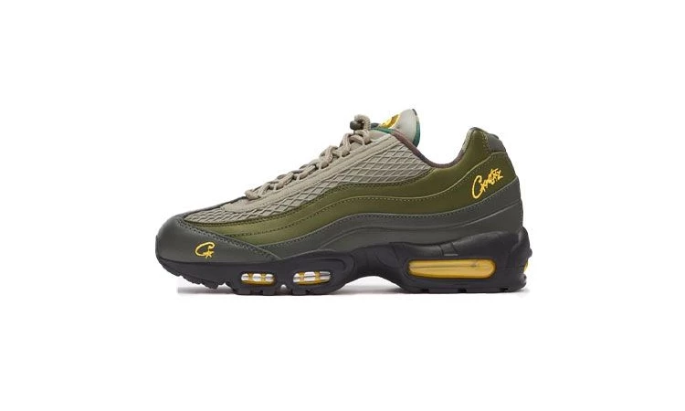 Black and gold nike 95 online