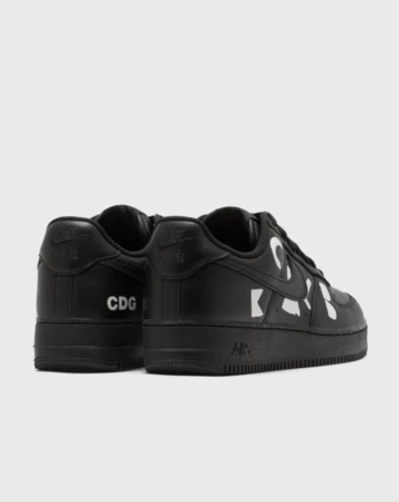 CDG x Nike Air Force 1 Black schräg