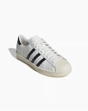 adidas Superstar Vintage Cloud White schräg