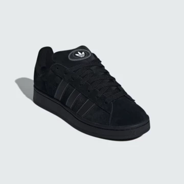 adidas Campus 00s Triple Black leicht schräg von vorne