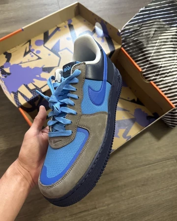 Stash x Nike Air Force 1 Low Harbor Blue in Hand von der Seite