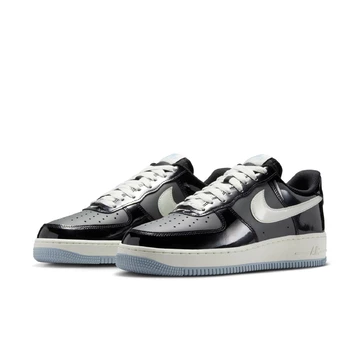 Nike Air Force 1 Black & Iron Grey Paar schräg seitlich