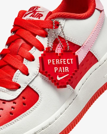 Nike Air Force 1 Low Valentine's Day 2025 Detail Mittelfußbereich plus Patch