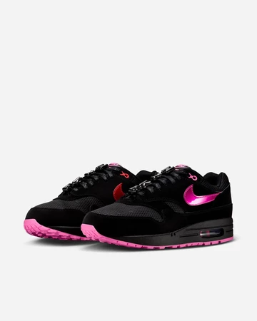 Air Max 1 Playful Black Paar schräg seitlich