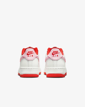 Nike Air Force 1 Low Valentine's Day 2025 Paar von Hinten