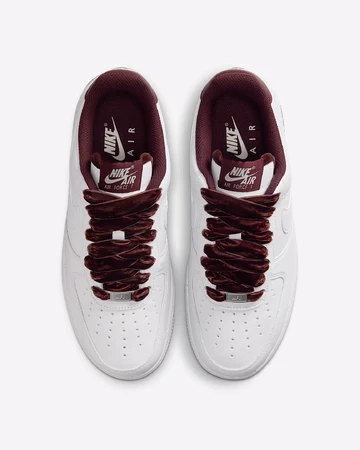 Nike Air Force 1 Burgundy Paar