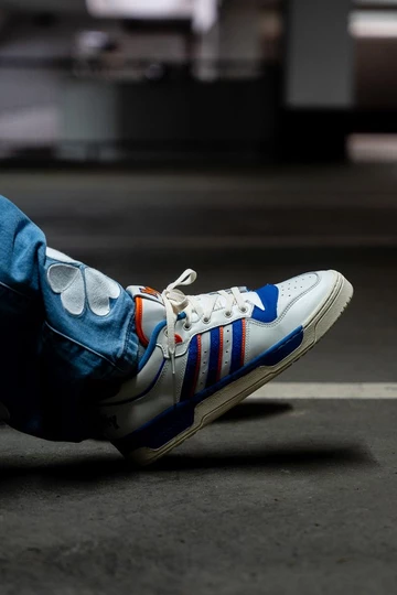 Christopher trägt den adidas Rivalry New York