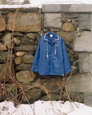 Eine Jacke aus der Bode x Nike Kollektion