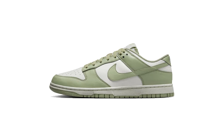 Der Dunk Low Next Nature Olive Aura auf weißem Hintergrund