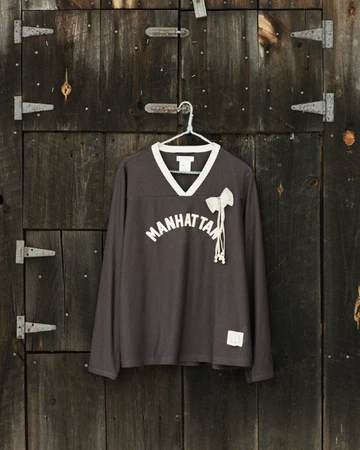 Ein Longsleeve aus der aus der Bode x Nike Kollektion