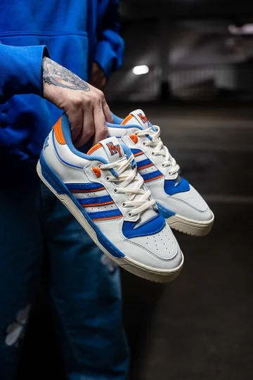 Christopher trägt den adidas Rivalry New York