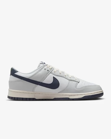 Die Innenseite des Dunk Low Next Nature Photon Dust Obsidian