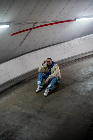 Christopher trägt den adidas Rivalry New York