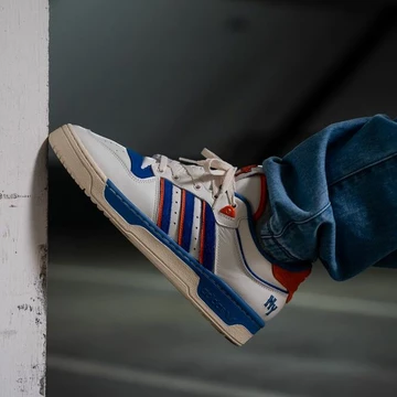 Christopher trägt den adidas Rivalry New York