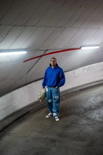 Christopher trägt den adidas Rivalry New York