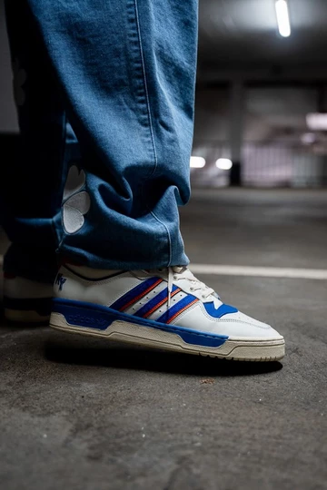 Christopher trägt den adidas Rivalry New York
