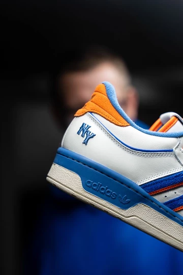 Christopher trägt den adidas Rivalry New York