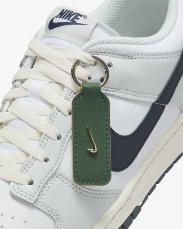 Details des Dunk Low Next Nature Photon Dust Obsidian