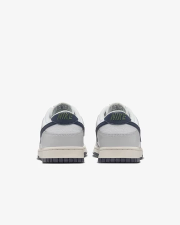 Der Dunk Low Next Nature Photon Dust Obsidian von hinten