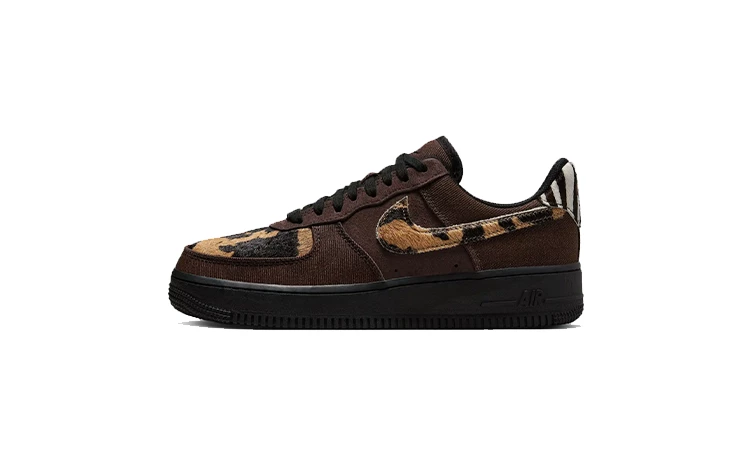 Der Nike Air Force 1 Low Animal Print von der Seite auf weißem Hintergrund