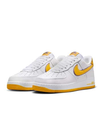 Kobe Bryant x Nike Air Force 1 Low Varsity Maize schräg frontal