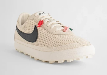 Der Bode Nike Astro Grabber Light Cream von schräg außen